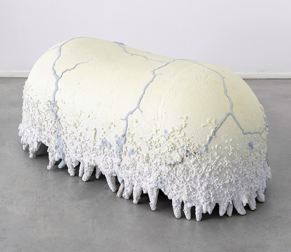2 Comfy Bench, ceramic. Courtesy: Gallery FUMI. Photo: Penguins Egg Studio.